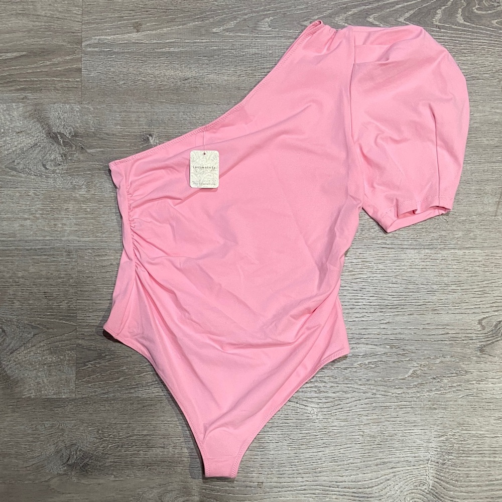 Chic One-Shoulder Pink Bodysuit